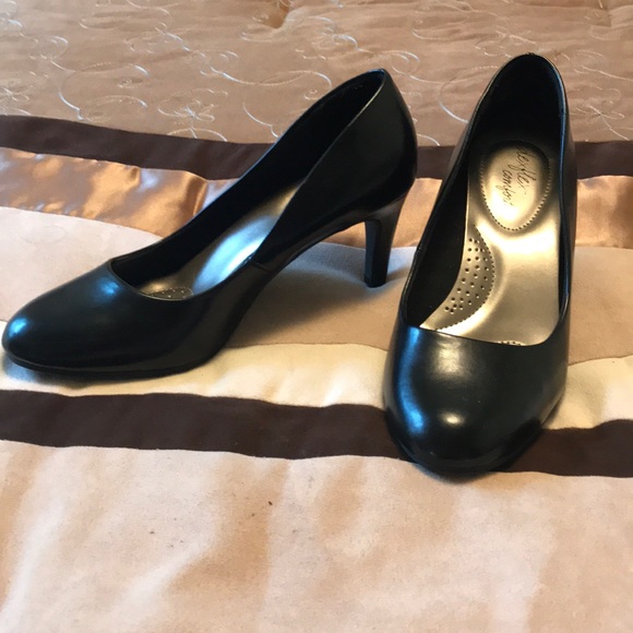 comfortable black pumps